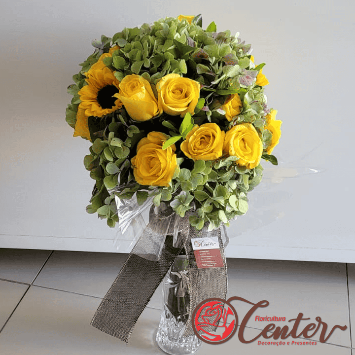 Buquê de hortênsias, rosas amarelas e girassois