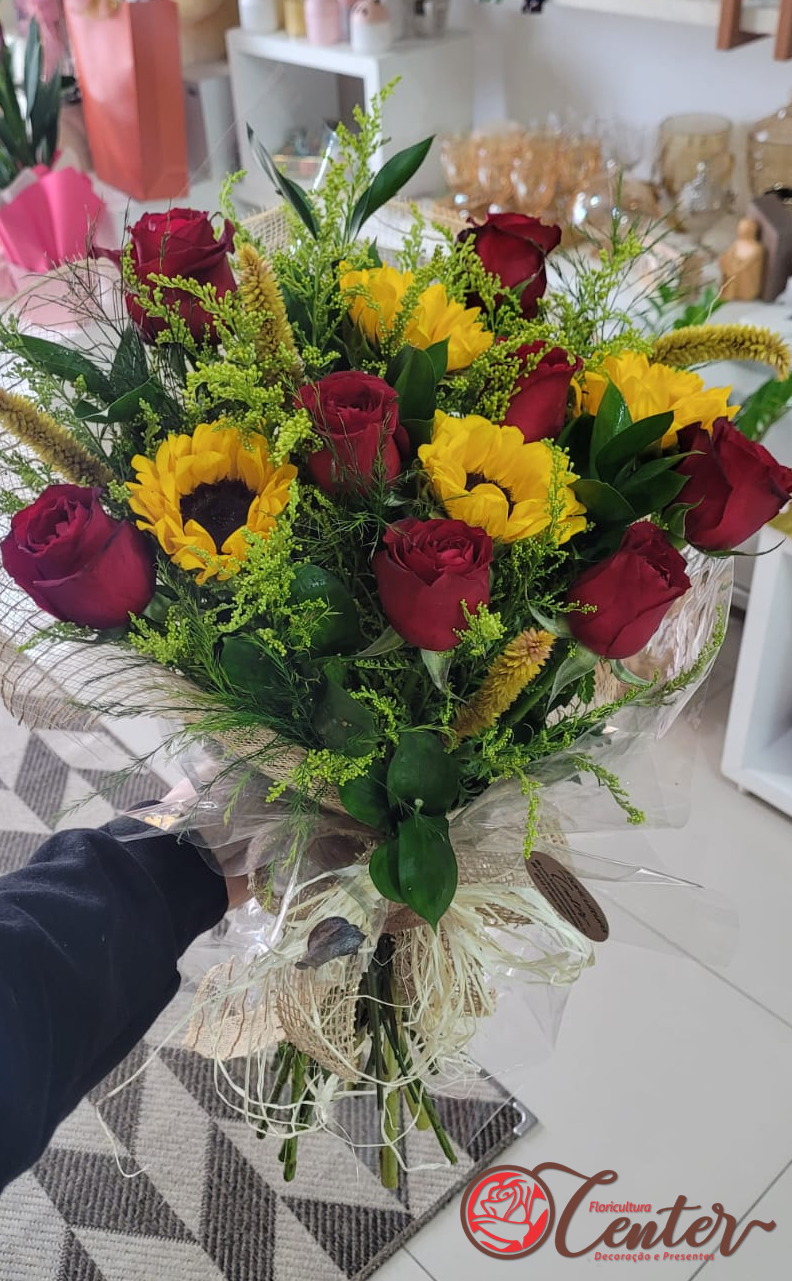 Buquê de Rosas Vermelhas  e girassois