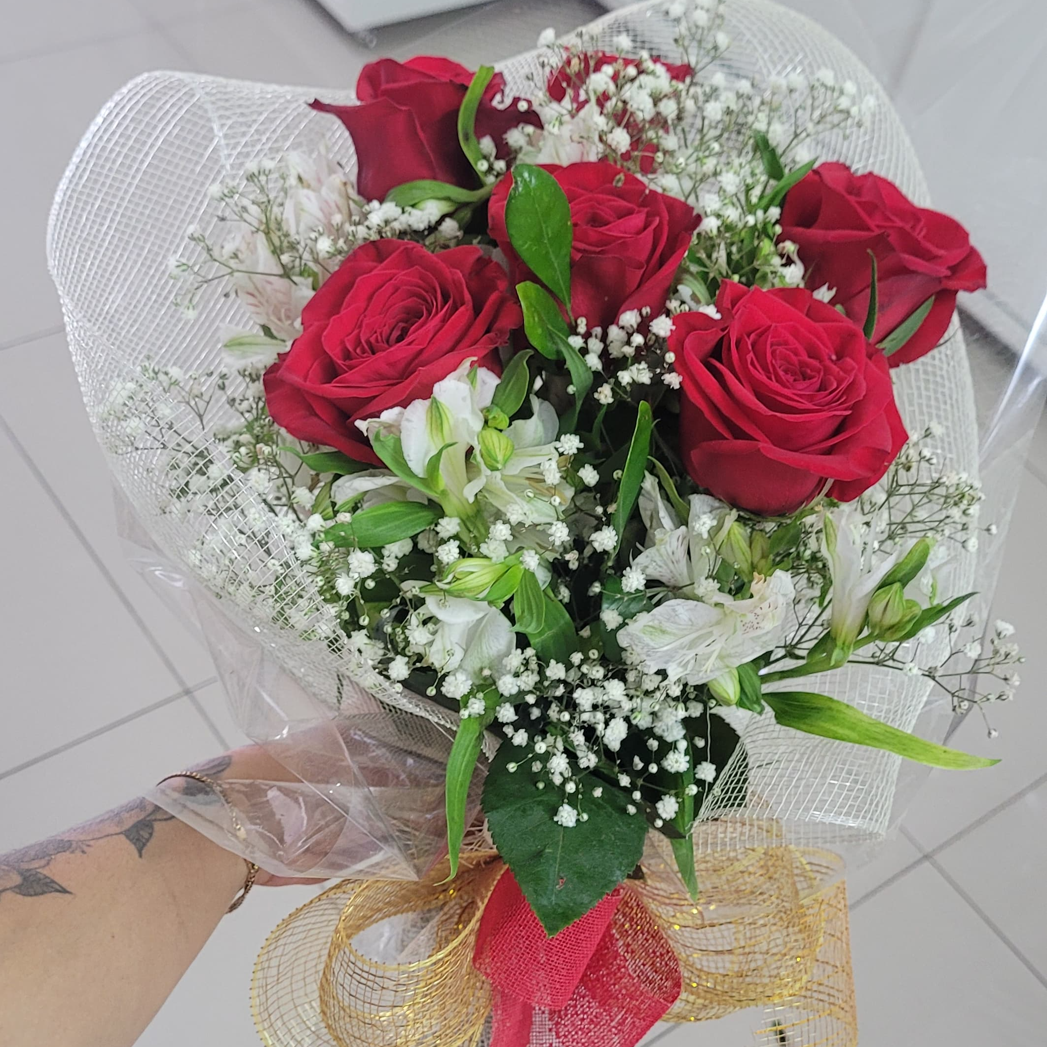 Buque de Rosas e Astromelias
