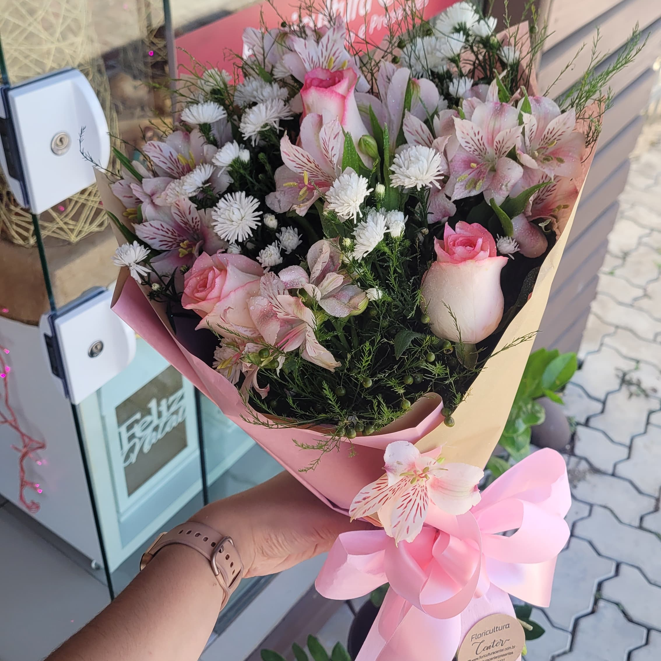 Buque de Rosas e Astromelias
