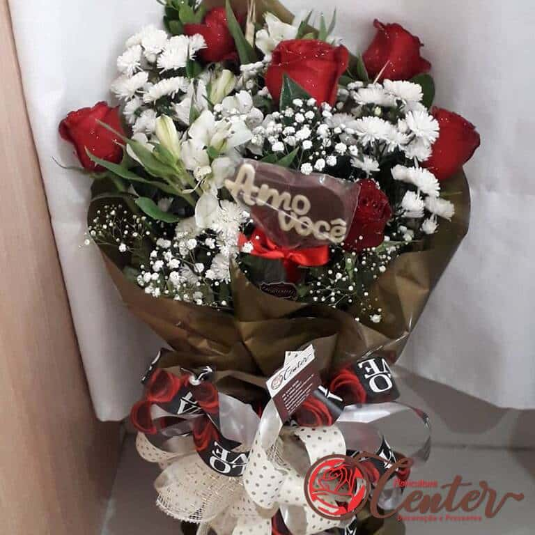 Buquê de Rosas Vermelhas, astromelias e chocolates